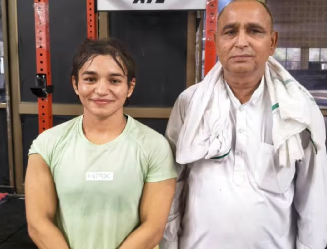 अपने पिता प्रेम गोयत के साथ पहलवान मीनाक्षी गोयत।-फाइल फोटो