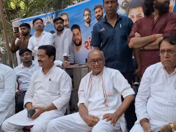 प्रदर्शन में शामिल होने पहुंचे पूर्व सीएम दिग्विजय सिंह.