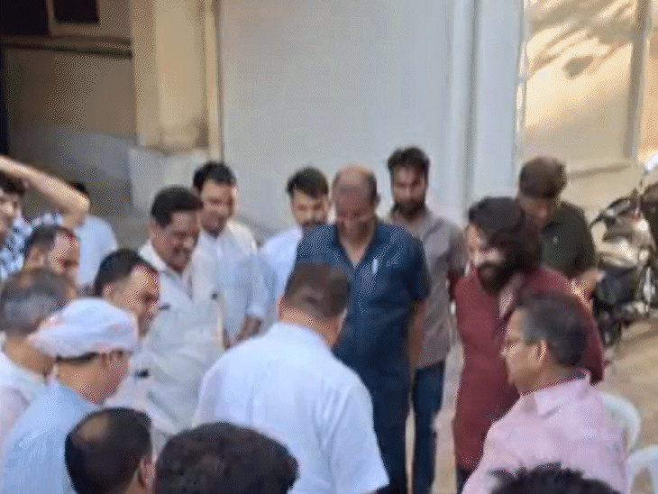 भीड़ को देखकर पूर्व सीएम ने मंच पर जाने से इनकार कर दिया.