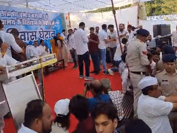 पूर्व मंत्री कमलेश्वर पटेल ने कार्यकर्ताओं को मंच से नीचे उतारा.