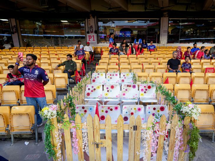 सीजन के पहले मैच में बेंगलुरु-हैदराबाद की टीमों और दर्शकों ने 2 मिनट का मौन रखा। पिछले साल 4 जून को RCB की विक्ट्री परेड के दौरान भगदड़ में 11 लोगों ने जान गंवा दी थी। उन्हें श्रद्धांजलि देने के लिए चिन्नास्वामी स्टेडियम में 11 कुर्सियां खाली छोड़ी गईं।