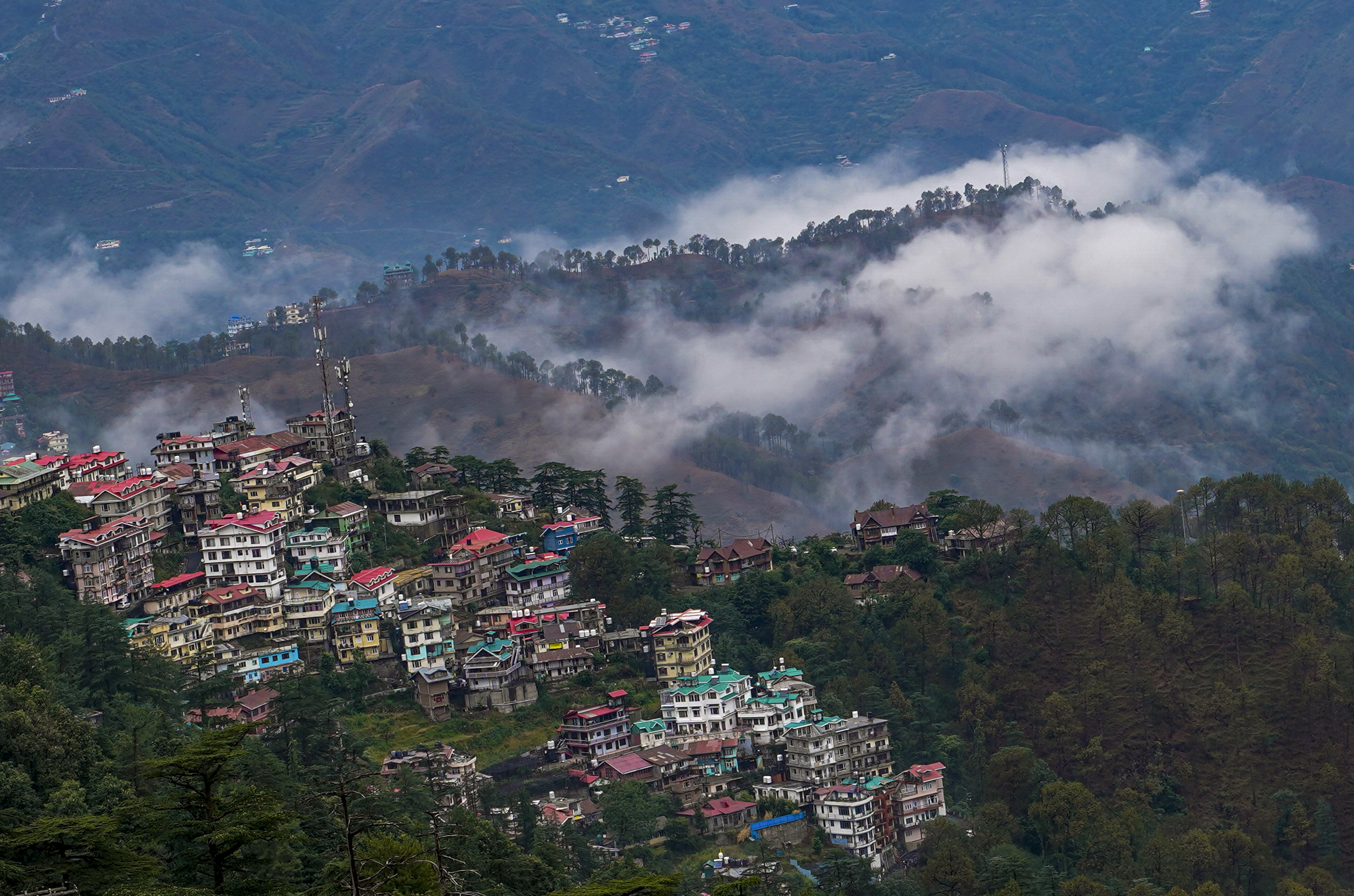हिमाचल प्रदेश के शिमला में मौसम बदला है। हिट स्टेशन में बारिश हुई।