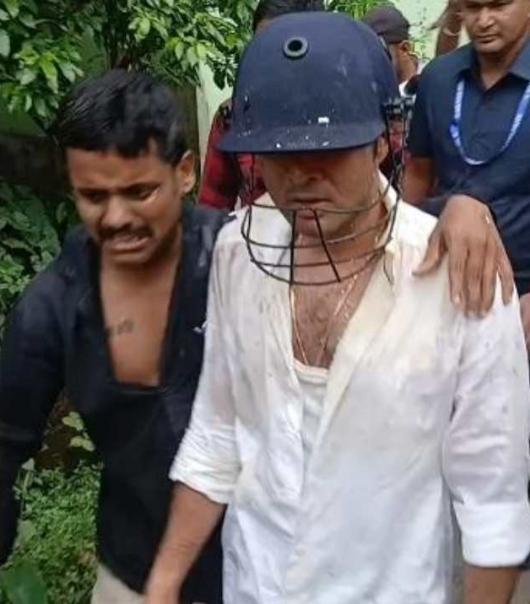 हमले में अभिषेक बनर्जी की शर्ट भी फाड़ दी गई।