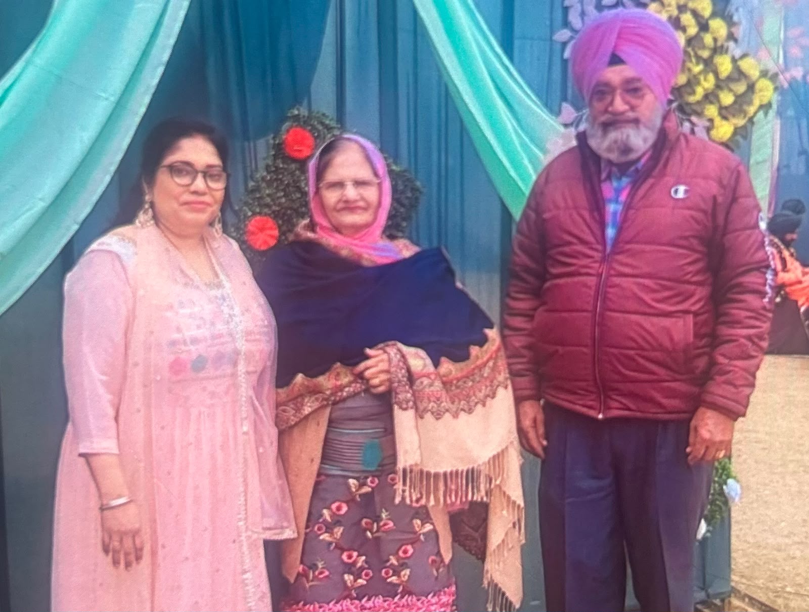 बेटी ज्योति के साथ मां हरमीत कौर और पिता कुलदीप सिंह। (फाइल फोटो)