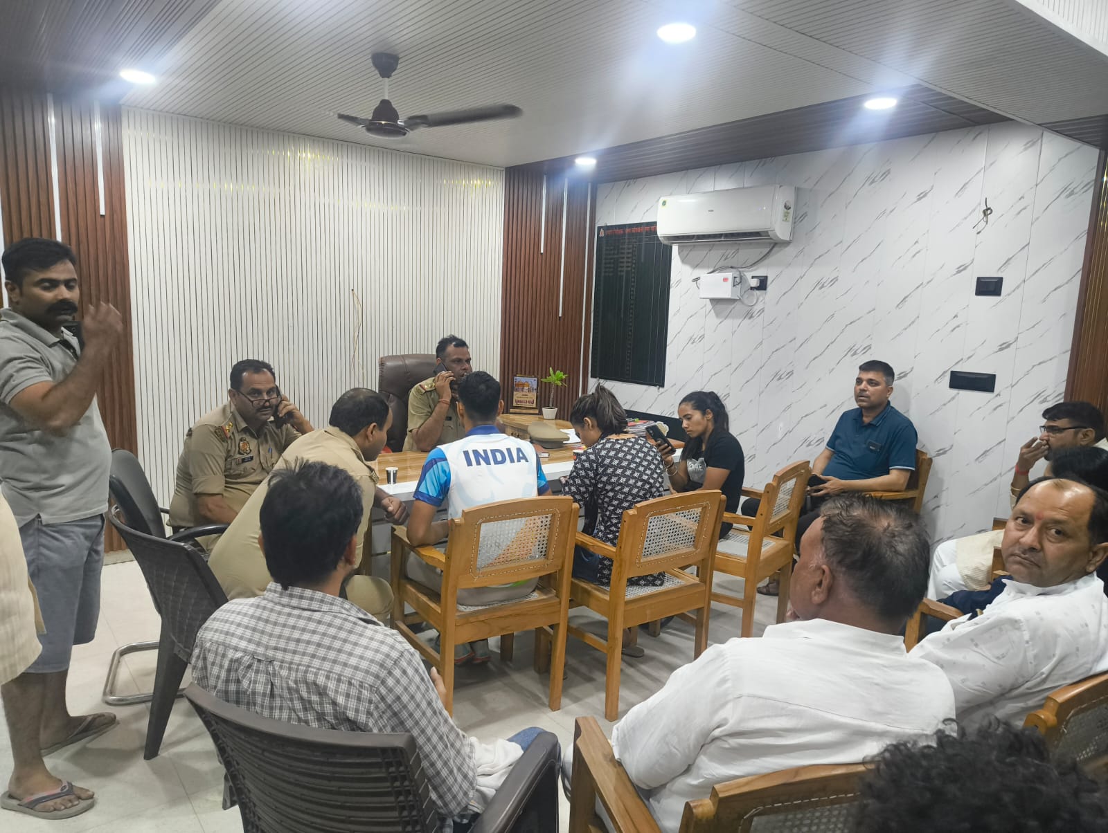 शहर कोतवाली में चिराग त्यागी के घरवालों की भीड़ लगी है।