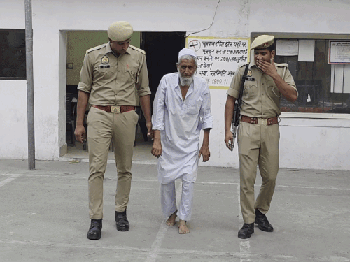 यह तस्वीर 29 मई की है। रेलवे रोड थाने में आरोपी ने कान पकड़कर माफी मांगी।