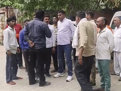 सिविल अस्पताल में शवगृह के बाहर खड़े परिजन।