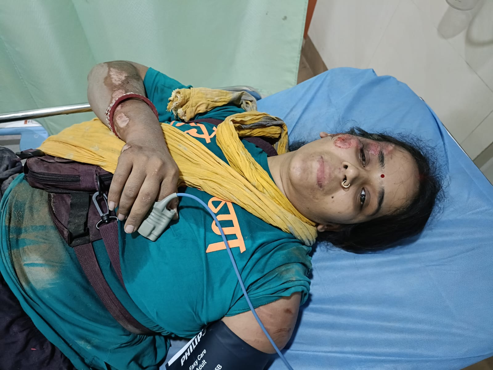 नशेत गाडी घेऊन आलेल्या एका तरुणाने दंडवत परिक्रमा करणाऱ्या महिलेला धडक दिली.