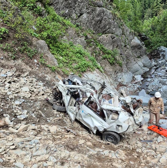 चंबा के साचपास में दुर्घटनाग्रस्त वाहन।