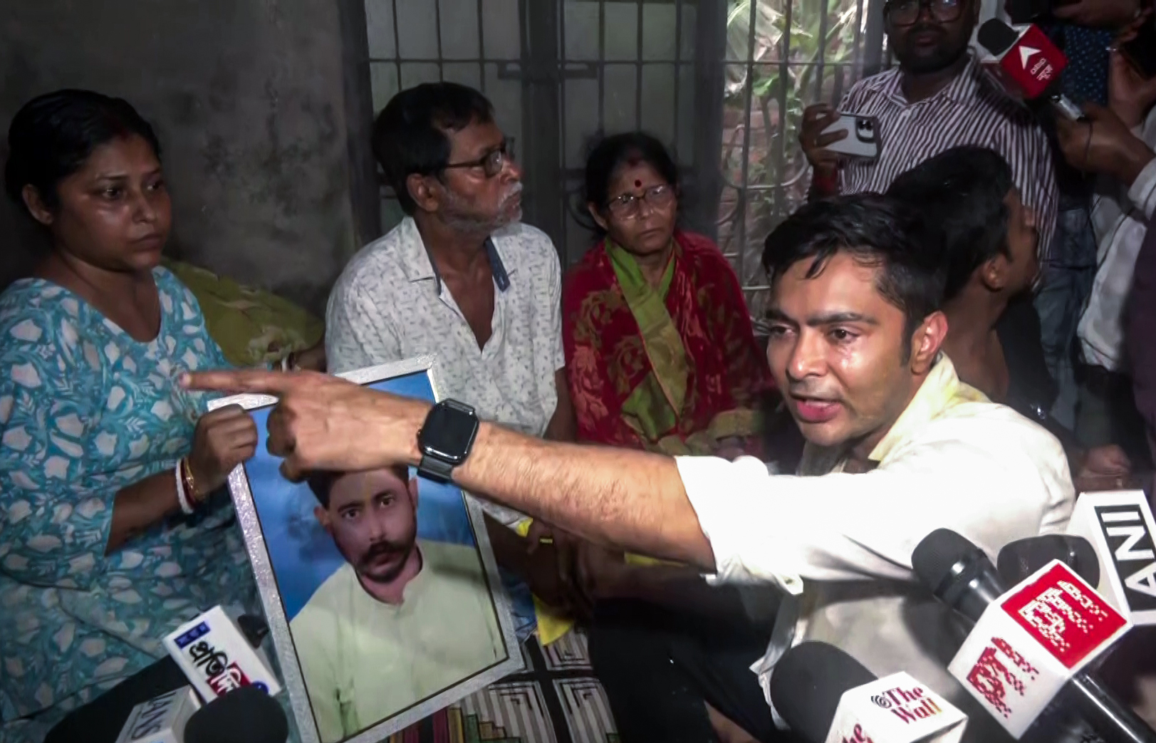 खुद के साथ हुई मारपीट के बावजूद अभिषेक टीएमसी कार्यकता संजू कर्मकार के घर पहुंचे, जिसकी हत्या हुई थी। उन्होंने पीड़ित परिवार से मुलाकात की।