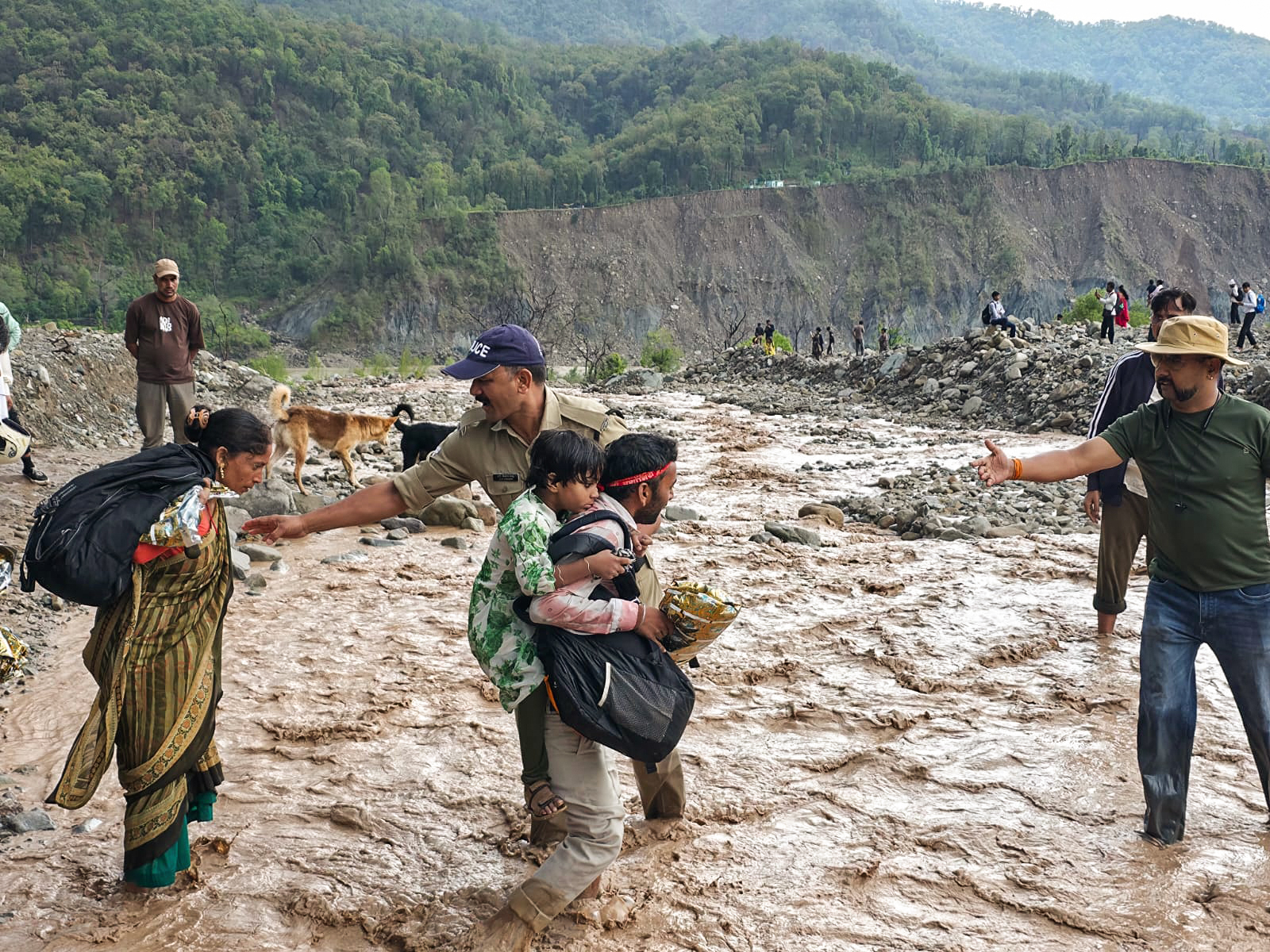 Imd Heatwave End In India| Rain In Mp Up Rajasthan 4 उत्तराखंड के चंपावत में बारिश के कारण नदी की धारा तेज हो गई। सुरक्षाबलों ने 50 लोगों का रेस्क्यू किया।
