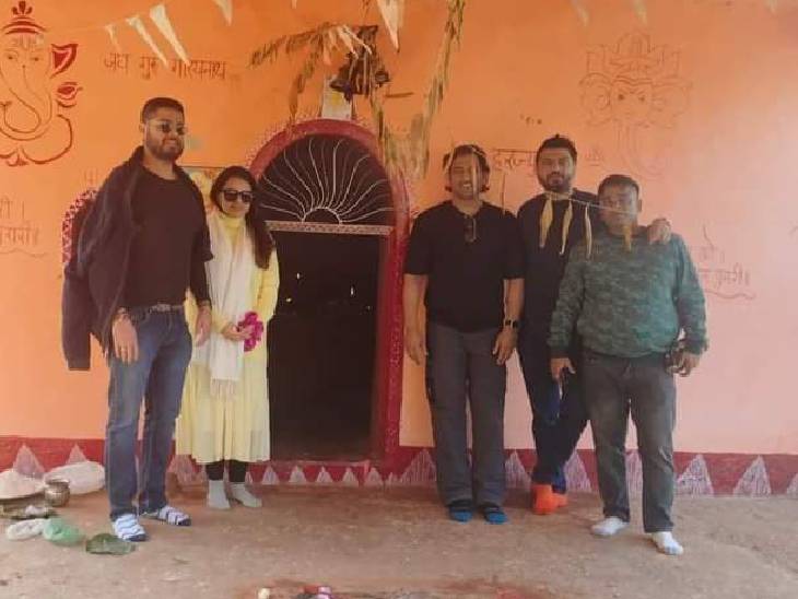 गांव के मंदिर में इष्टदेव की पूजा के दौरान धोनी और उनकी पत्नी साक्षी।