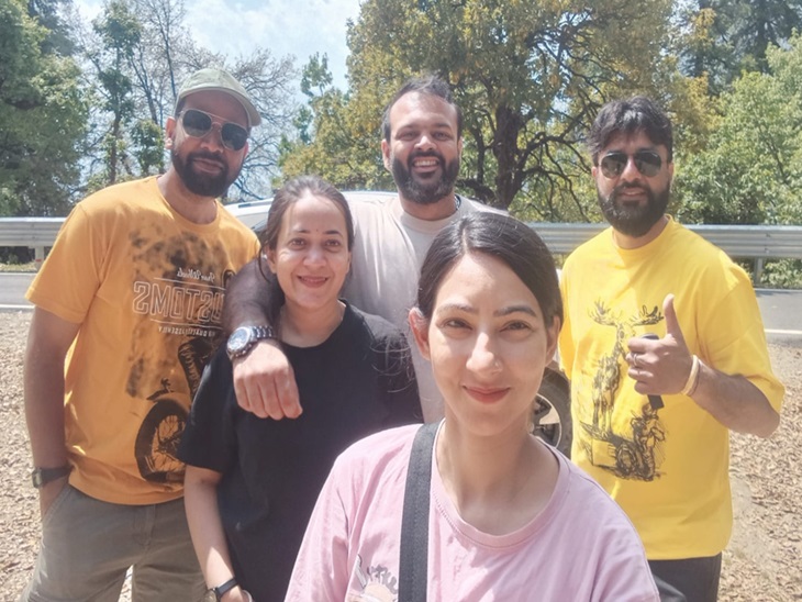 गोपेश्वर में मिले यात्रियों के साथ हेमंत।