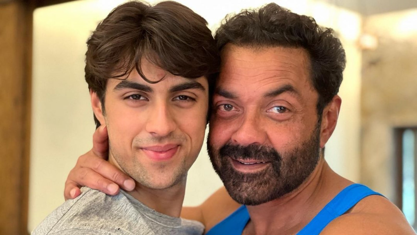बॉबी के बड़े बेटे आर्यमन ने फाइनेंस की पढ़ाई की है।