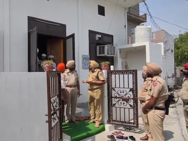 गुरुद्वारे में पहुंचकर आग लगने की घटना की जांच करती पुलिस।