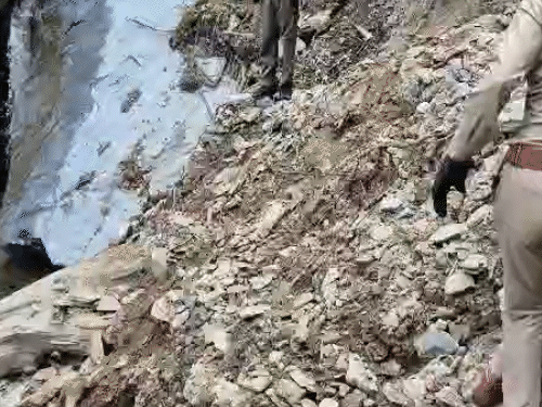 चंबा के साचपास में हादसे के शिकार लोगों के शव निकालने के लिए खाई में जाते हुए पुलिस जवान।