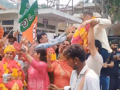 मंडी नगर निगम चुनाव में जीत के बाद जश्न मनाते हुए बीजेपी समर्थक।
