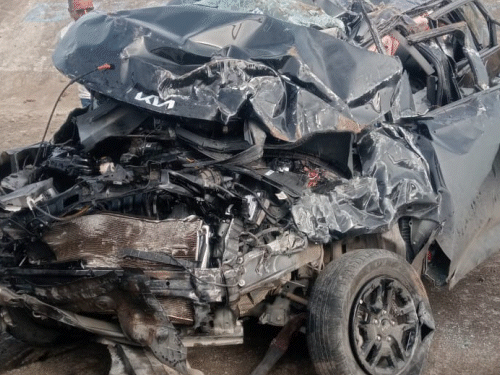 हादसे के बाद कार बुरी तरह क्षतिग्रस्त हो गई.