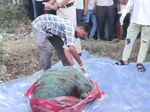 बोरी खोलने पर युवक का क्षत-विक्षत शव मिला।