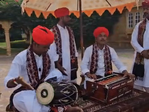 होटल में टिफनी ट्रम्प के स्वागत में लोक गायन करते कलाकार।