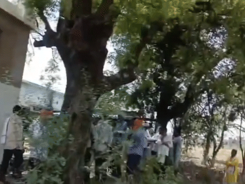 ग्रामीण अनिता के पति के लौटने का इंतजार कर रहे हैं।