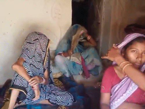 परिजन-रिश्तेदार घर अनिता के घर पहुंचे हैं।