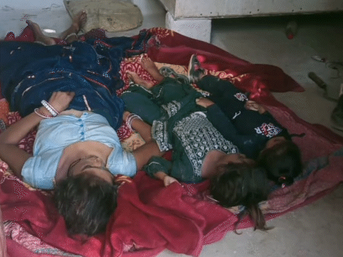 अनीता और उसकी दो बेटियां घर में बेसुध मिली थीं।