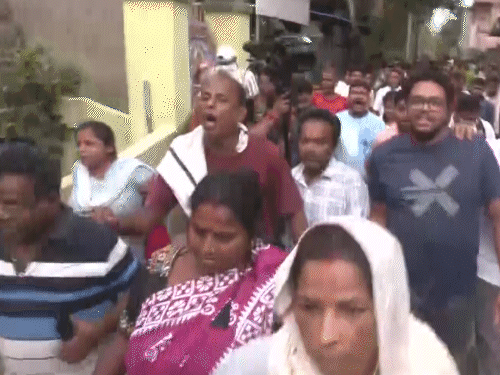 स्थिति बिगड़ने पर अभिषेक इलाके से बाहर जाने लगे तो लोग उनके पीछे-पीछे आए। चोर-चोर के नारे लगाते हुए उन पर अंडे और चप्पल फेंके।
