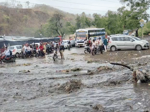 सड़क पर पानी भरने से कुछ देर के लिए ट्रैफिक भी रुका रहा।