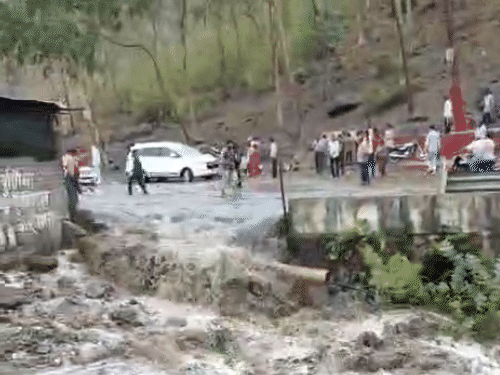 कुछ ही देर में हजारों लीटर पानी बर्बाद हो गया।