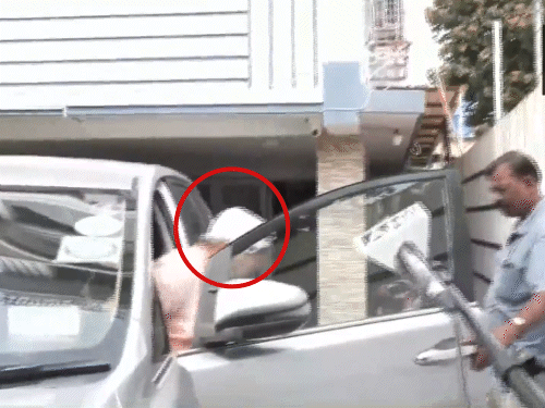 कल्याण बनर्जी के सिर पर पट्टी बंधी दिखी।