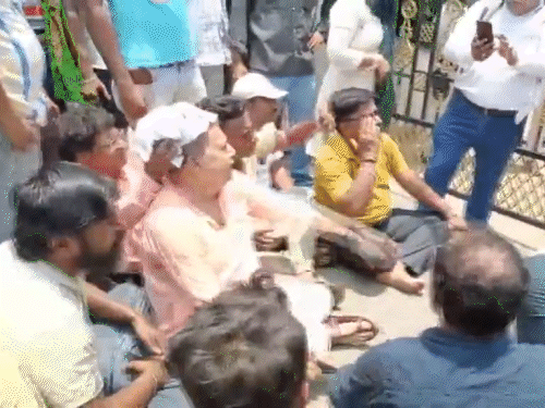 कल्याण ने पुलिस की निष्क्रियता का आरोप लगाते हुए थाने के बाहर ही धरना दिया। वे मीडिया से बोले, यह सब पुलिस की मौजूदगी में हुआ। मेरे सिर पर चोट लगी। खून बह रहा है।