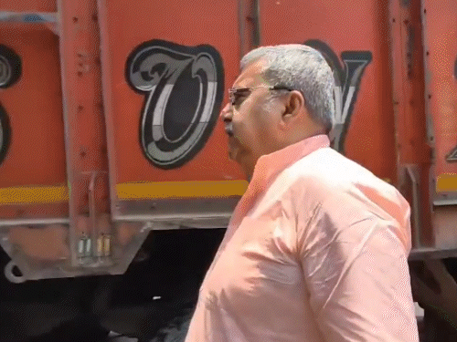 सांसद कल्याण बनर्जी हुगली के चंडीतला पुलिस स्टेशन में ज्ञापन सौंपने गए थे। - Dainik Bhaskar