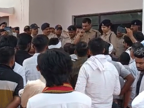 एसपी कार्यालय के बाहर जमकर नारेबाजी हुई।