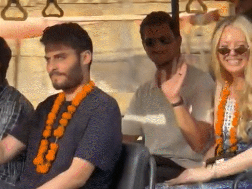 टिफनी ट्रम्प ने पति माइकल बोलोस के साथ ई गोल्फ कार्ट में किले की विजिट की।
