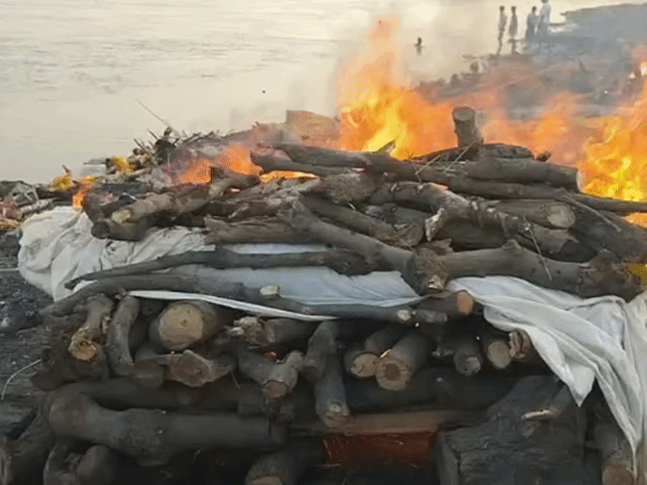 पिता ने बेटे विनीत के शव का अंतिम संस्कार किया था।