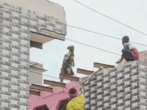 कुछ लोग अपने घरों को तोड़ते हुए
