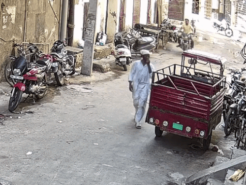 फैक्ट्री के बाहर रेकी करते चोर।