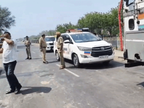 घटनास्थल पर कार्रवाई करती पुलिस।