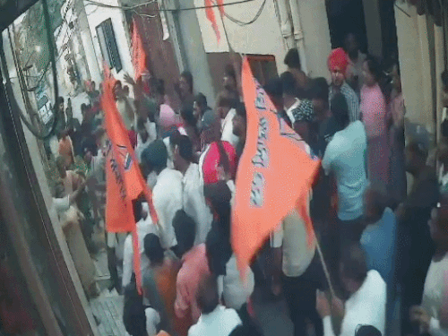गली में लगे सीसीटीवी कैमरे में यह घटना रिकॉर्ड हुई।