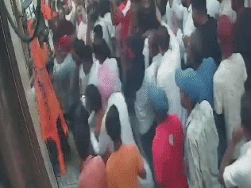 सोनू जौहर के घर के बाहर हंगामा हुआ था। - Dainik Bhaskar