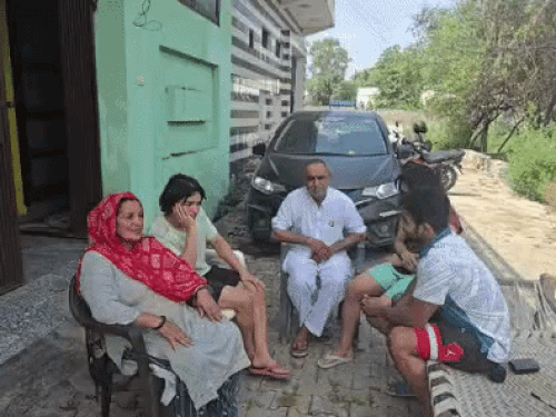 मीनाक्षी सोनीपत में अपने परिवार के साथ रहती हैं। वे चार भाई-बहन हैं। उनकी बड़ी बहन की शादी हो चुकी है।