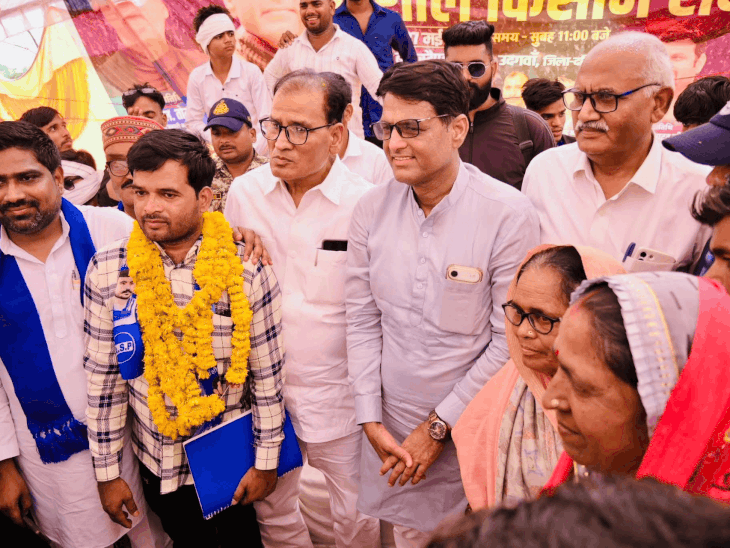 दामोदर यादव कांग्रेस और बसपा कार्यकर्ताओं को आजाद समाज पार्टी से जोड़ रहे हैं.