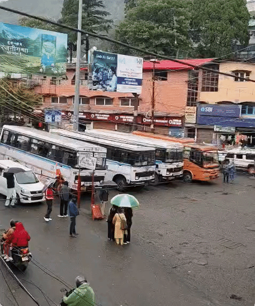 नैनीताल में सुबह से ही बूंदाबांदी हो रही है.