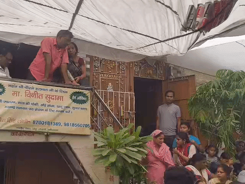 सूर्या चौहान के घर रविवार को हिंदू संगठनों से जुड़े कार्यकर्ता और रिश्तेदार, पड़ोस की महिलाएं जुटी रहीं।