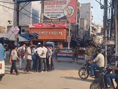 एनकाउंटर में ढेर आरोपी असद के घर तक भीड़ न पहुंच जाए, इसके लिए बीच बीच में पुलिस ने बैरियर लगाए हैं।