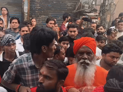 रविवार को भी सूर्या चौहान के घर हिंदू संगठनों से जुड़े कार्यकर्ता पहुंचे। नारेबाजी की, आरोपियों के एनकाउंटर की मांग की।