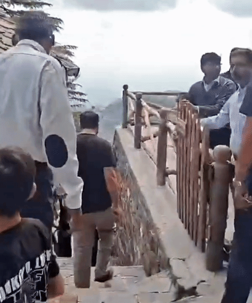 लोगों के सही नाम लेने पर धोनी ने सीढ़ियों से उतरते वक्त पीछे मुड़कर देखा और हंस पड़े।