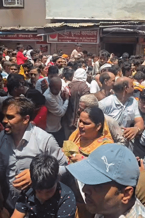बांके बिहारी मंदिर मार्गावर ये-जा करणाऱ्या भाविकांची मोठी गर्दी.