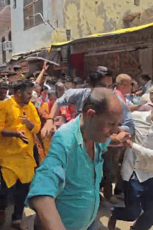 वृंदावनमधील बांके बिहारी मंदिराकडे जाणाऱ्या मुख्य रस्त्याची ही अवस्था आहे.